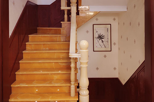 潍坊中式别墅室内汉白玉石楼梯的定制安装装饰效果
