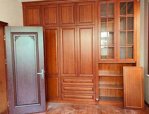 潍坊中式家庭装修里定制的实木衣柜效果图